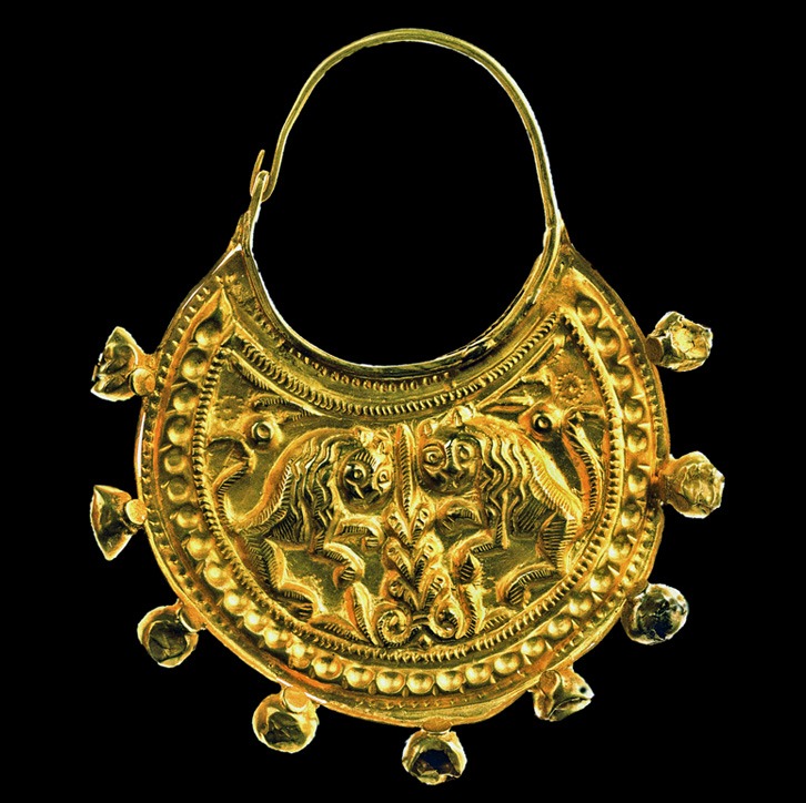 A golden earring discovered in one of the shops (photo by Gabi Laron)