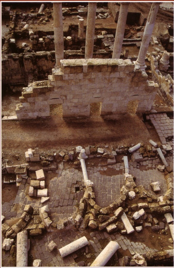 Aerial view of the fallen colonnade wall (photo by Gabi Laron)