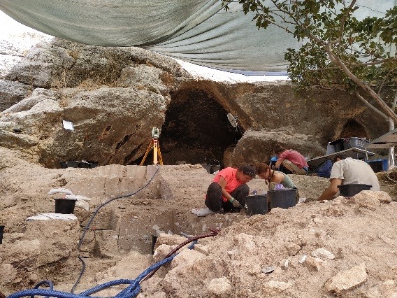 Excavations at Tinshemet cave. photo by Yossi Zaidner