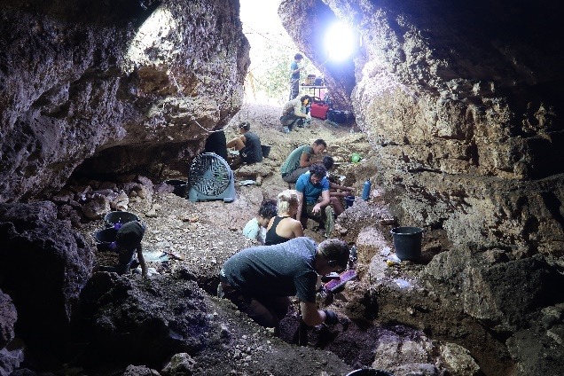Excavations at Tinshemet cave. photo by Yossi Zaidner