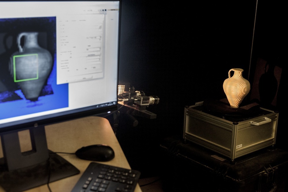 Scanning ceramics at the 3D lab, photo by Tal Rogovski 