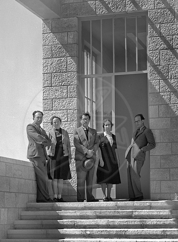 Staff of the Museum for Jewish Antiquities at the entrance to the building. From r. to l.: Zeev Ben-Zvi, Stella Ben-Dor, Eleazar Lipa Sukenik, Ruth Amiran, Nahman Avigad, April 1941 (photo by A. Malawsky, The Hebrew University Photo Archives).