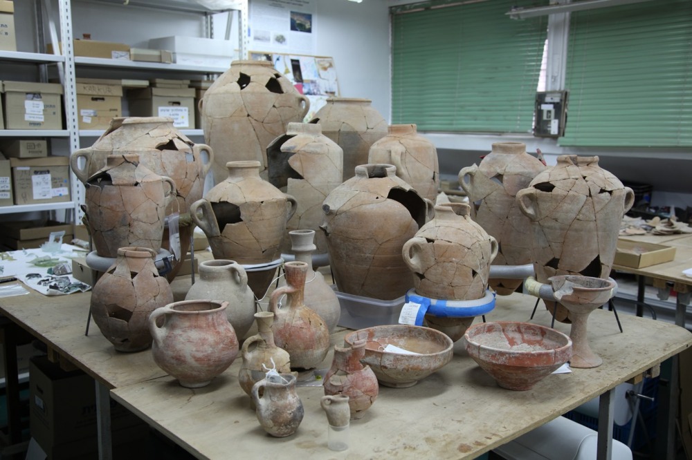 Jars from the beginning of the 10th century BCE (photo: Kyle Keimer)